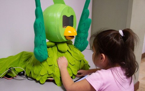 A través del robot los niños desarrollan la observación, concentración y la atención, lo que favorece así sus capacidades lógicas.