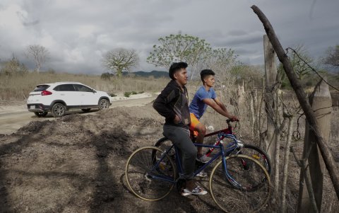 Los aficionados se dan modos para llegar a cualquier sitio con tal de ver al Ídolo.