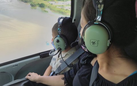 La madre de Moisés lo acompañó en el viaje que la Policía le organizó.