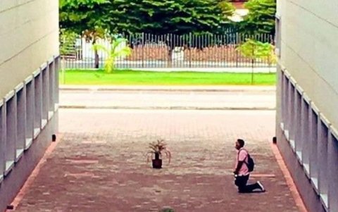 Luis Aguilar acudió durante 53 días, cada mañana, a rezar frente a la ventana del cuarto donde se encontraba intubada su esposa, Leslie.