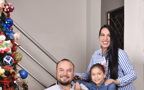 En casa. Aquiles y Raquel en una foto familiar, a los pocos días de que el segundo de sus miembros llegó al mundo.