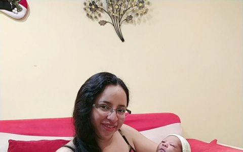 Confinados. Yadira Chóez muestra en sus brazos al pequeño José David, quien se mantiene enclaustrado con su madre.
