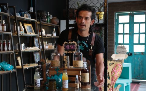 Diego Mora abrió Casa Agave hace tres años. El espacio sirve como museo, fábrica, vivero y tienda para sus productos.