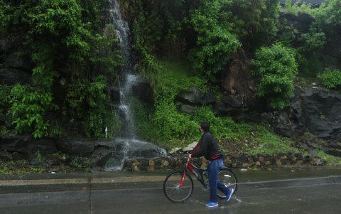Norte. La lluvia formó una cascada en la avenida Las Aguas.