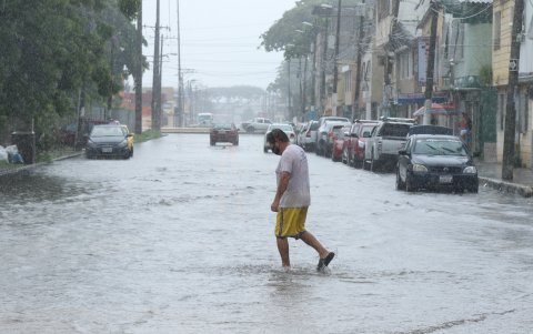 Varias calles de Guayaquil se llenaron de agua por la lluvia que empezó en la noche del sábado y duró hasta media mañana del domingo.