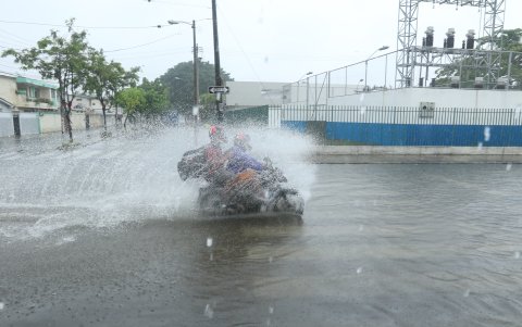 El problema de la calle anegada afectó también a los motocicletas, que por el efecto del agua que los golpea se pueden accidentar.