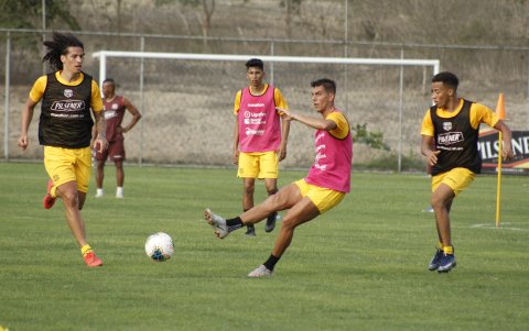 Los jugadores del Ídolo entrenan en canchas con un correcto mantenimiento.