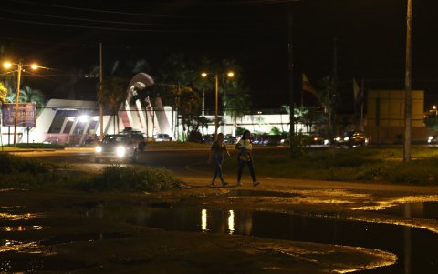 Lo moradores de quejan del redondel del kilómetro 12,5, a la altura de las ciudadelas San Antonio y Cataluña que no está pavimentado y está poco iluminado.