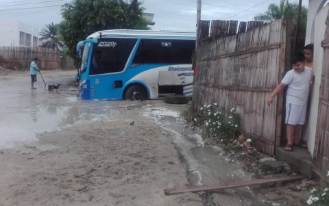 En más de una calle de La Libertad, los buses se quedaron atascados.