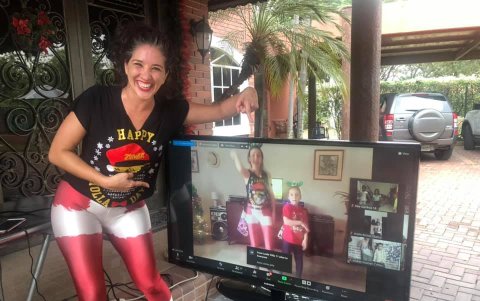 En la fundación Ser Feliz hay un equipo de voluntarios que realiza actividades virtuales para mantener animados a los niños y a sus familias.