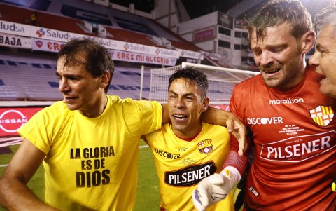El Toro con la camiseta que se mandó a confección previo a la final con Liga de Quito.