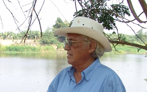 El pintor Luis Enrique Tábara en su hacienda, en Quevedo.