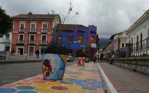 Creativos. El carnaval se recrea con pinturas que adornan espacios del Centro Histórico de Guaranda.