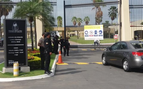 Los restos de Efraín Ruales llegaron al cementerio.
