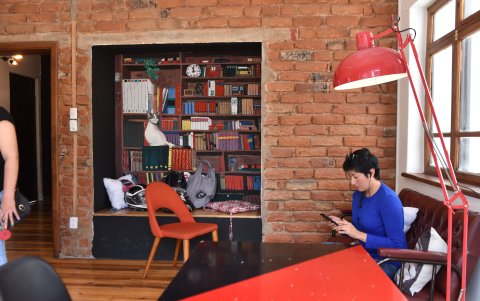 El espacio cuenta con terrazas, un patio delantera y pequeñas salas de lectura.