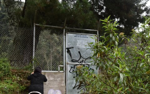 Se colocó una reja que impide el paso de los moradores hacia la zona del Cinturón Verde de Quito, considerada un área protegida del distrito.