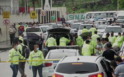 La policía desplegó a decenas de agentes y peritos de unidades especiales para recabar informacion y dar con el paradero de los asesinos el día del asesinato de Efraín Ruales.