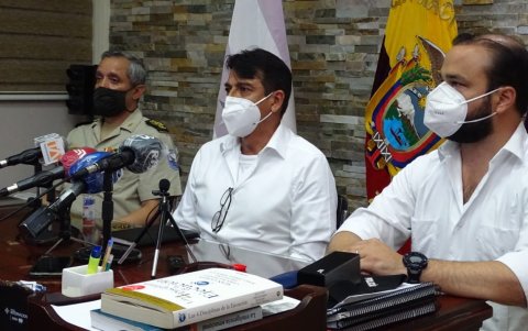 El ministro Patricio Pazmiño junto con el gobernador del Guayas y el comandante de la Policía Nacional.