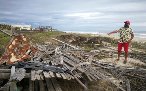 Algunas de las cabañas, según denuncian los propietarios, han sido quemadas.