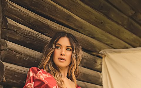 Las mangas cobran importancia por sus dimensiones exageradas. Con volumen XL  destacan en trajes de baño.