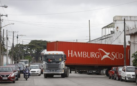 A los vehículos pesados les toca maniobrar de varias maneras para intentar no chocar a los autos mal estacionados.