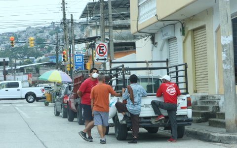 En las calles de Mapasingue, sobre todo las que se conectan con Urdesa, es común la escena de la gráfica.