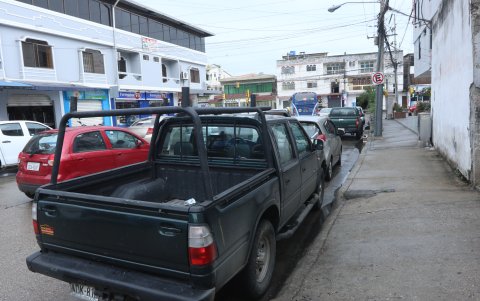 Álamos Norte. En el Primer Pasaje 10 N-0, hay quejas debido a lo estrecha que ha quedado la arteria.