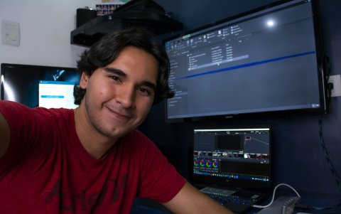 Francisco Cabanilla cuenta que debió adquirir equipos de producción y edición para practicar en su casa.