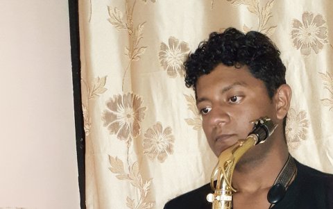 Israel Navarrete sigue las clases de música y practica a través de la pantalla de su computador