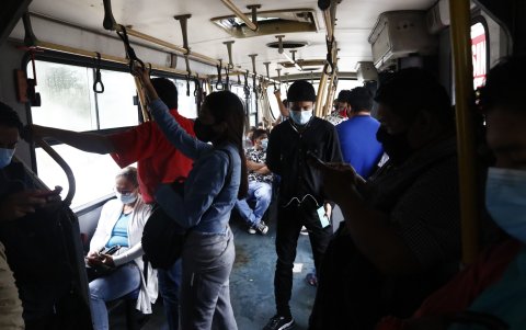 Realidad. Así circulan algunos articulados de la Metrovía en la ciudad.