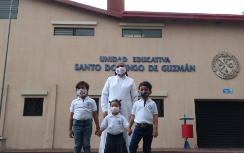 Aunque no se sabe si desde mayo se regrese a las aulas, los menores quieren conocer las instalaciones del colegio que los acogerá cuando retorne la presencialidad.