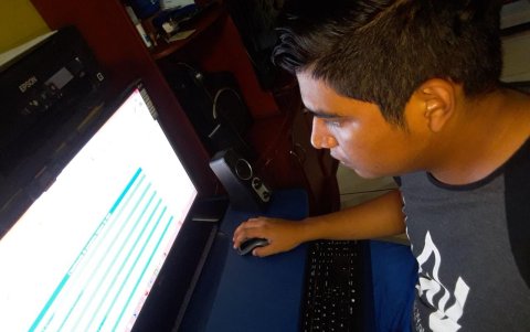 Rody Santos, estudiante de Ingeniería Industrial de la Universidad de Guayaquil, se conecta desde su hogar con la empresa donde hace las prácticas.