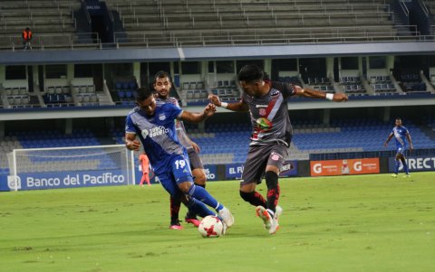 La presencia de Ángel Gracia (19) fortaleció la banda izquierda, uno de los puntos débiles en 2020.