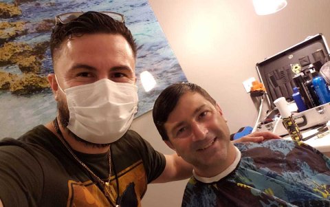 El barbero de los futbolistas con Marco Conenna, preparador físico de Barcelona.