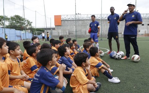 El Emperador imparte instrucciones a las futuras figuras del balompié nacional.