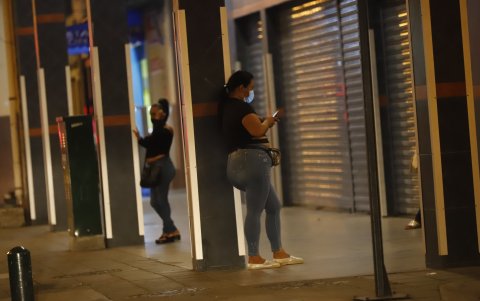 Competencia. Cuando no funcionan los night club, las trabajadoras sexuales buscan las calles. Cada vez son más quienes, en el centro de Guayaquil, intentan captar a clientes..