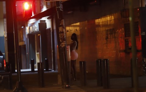 Centro.- La vida comercial del centro de Guayaquil se apaga antes de las 20:00.