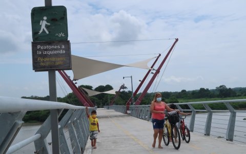 Recorrido. El acceso a la isla quedó habilitado desde este viernes, por lo que el paso por el puente peatonal de la calle El Oro, quedó también habilitado.