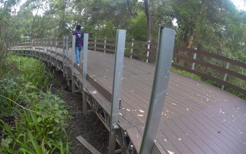 Los huecos que se han ido presentando en las camineras ha sido constante desde que se inauguró este paso interno. Algunos fueron restaurados. El tramo de Durán está cerrado todavía.