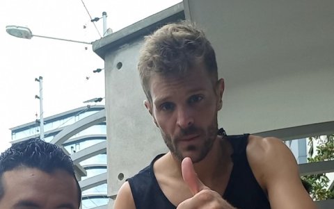 Javier Burrai, con Leandro Pinargote, fiel seguidor de los amarillos.