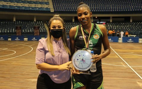 Marjorie Caicedo recibe el galardón que la acredita como MVP de las Finales.