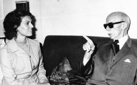 En su época de periodista con el ex presidente ecuatoriano, José María Velasco Ibarra.