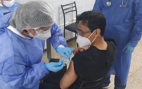 Los médicos de primera línea que atienden a los pacientes del Covid, fueron los primeros en ser vacunados