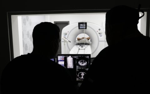 Áreas. Una de las cartas de presentación del centro es el primer resonador magnético 3 Teslas, es el primero en la ciudad y reduce la sensación de claustrofobia.