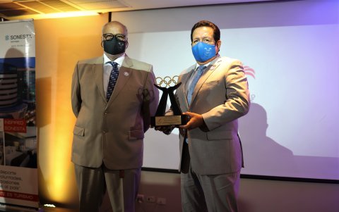 Oswaldo Hidalgo (d), titular de la Federación Ecuatoriana de Ciclismo, recibió el trofeo de Carapaz.