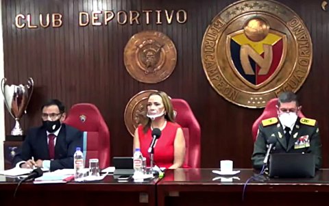 Varios socios de El Nacional pidieron en la asamblea la salida de la presidenta Lucía Vallecilla (c).