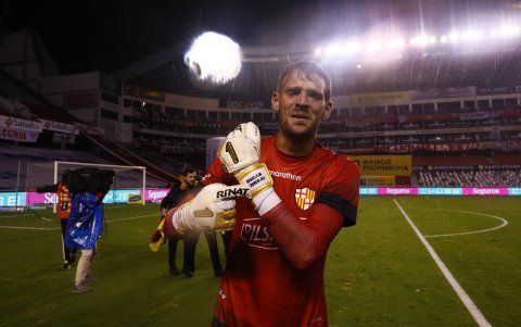 Javier Burrai, arquero de Barcelona, muestra sus guantes con el nombre de su fallecido padre tras ser campeón en el Rodrigo Paz.