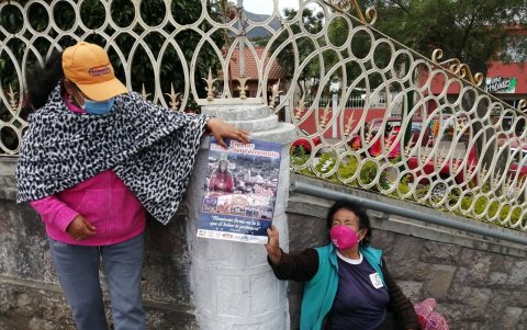 Feligreses. Beatriz Guevara y Enma Carrasco venden velas afuera de la iglesia.