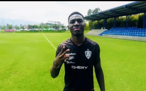 Stiven Plaza fue presentado por el cuadro rayado. Espera recuperar el ritmo de competencia