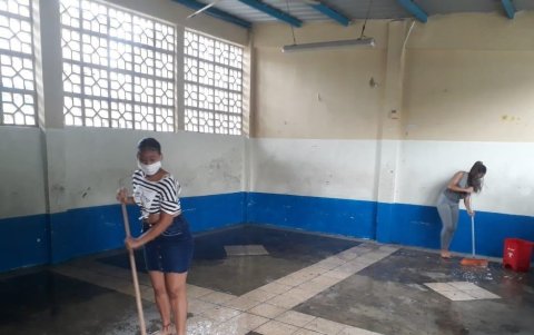 Padres de familia colaboran en la limpieza y desinfección de las aulas de los planteles educativos de la Zona 8.